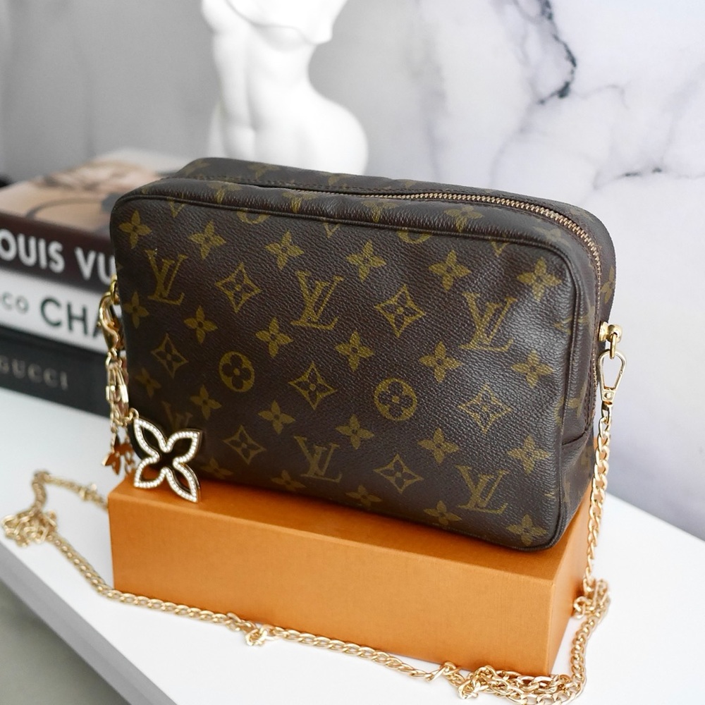 💖Louis Vuitton Trousse 23 on Chain TH8904. Approximately 9”l x 6”h x 2.75”w